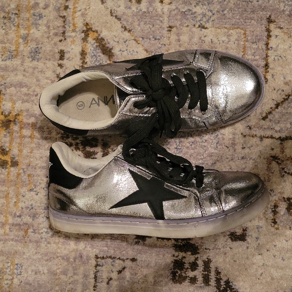 ANNA SIlver & Black Sneakers (Sz 6)